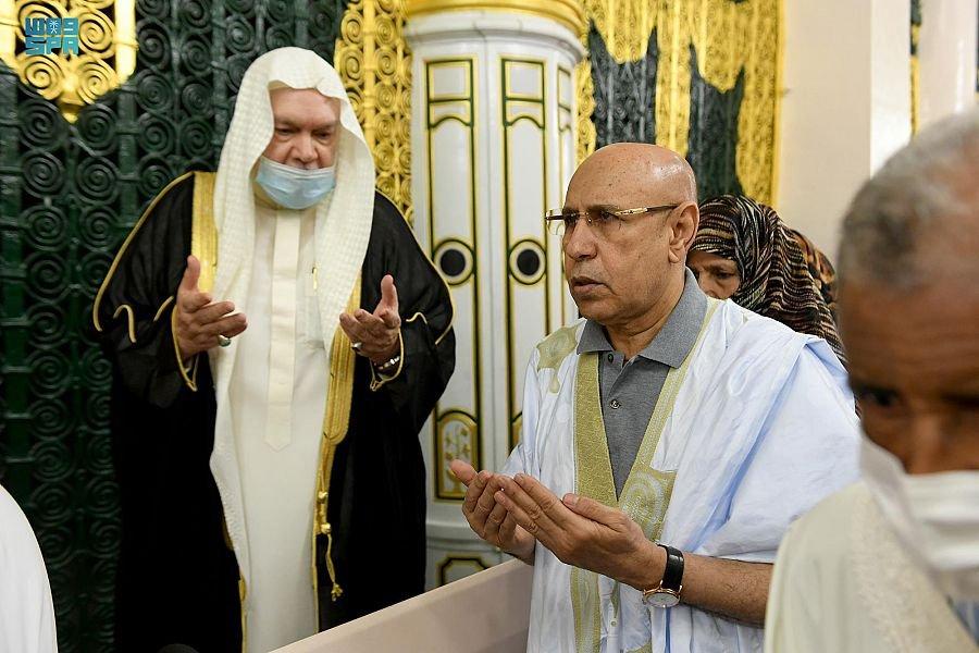 الرئيس غزواني يزور المسجد النبوي الشريف ويؤدي الصلاة فيه