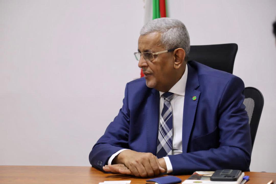 وزير المياه يؤدي زيارة مفاجئة للإدارات المركزية بقطاعه وزير المياه يؤدي زيارة مفاجئة للإدارات المركزية بقطاعه