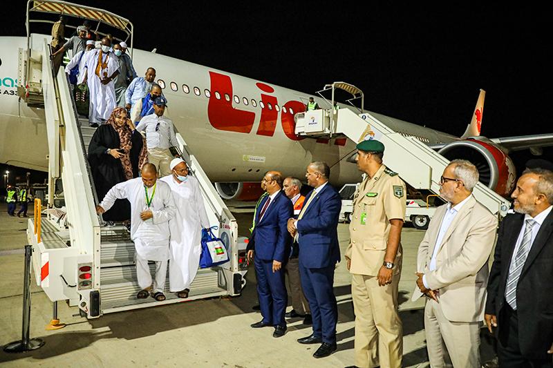 الفوج الأول من الحجاج الموريتانيين يعود إلى أرض الوطن الفوج الأول من الحجاج الموريتانيين يعود إلى أرض الوطن