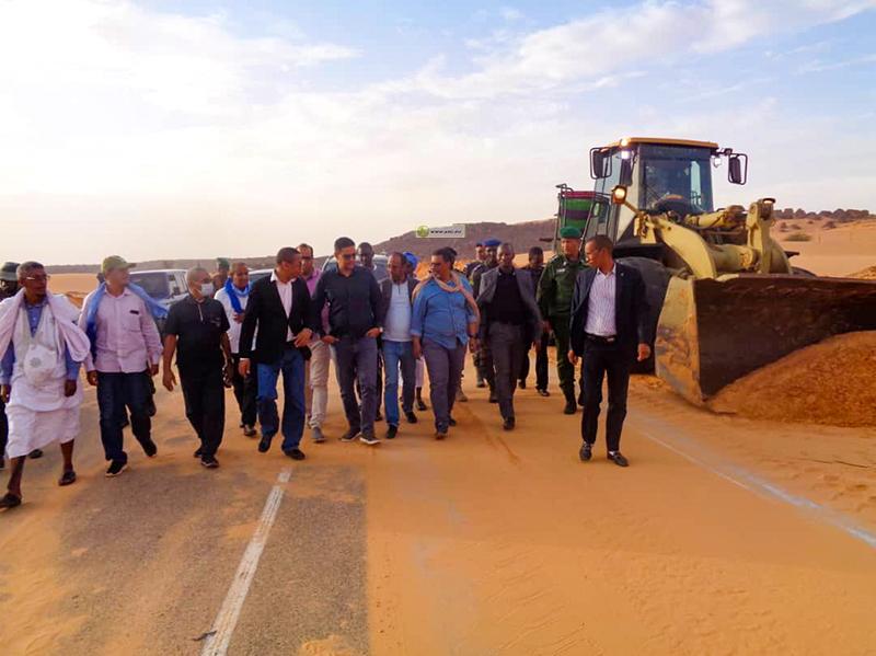 وزير التجهيز والنقل يتفقد الطريق الرابط بين أطار- تجكجة وزير التجهيز والنقل يتفقد الطريق الرابط بين أطار- تجكجة