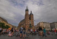 سياحة مربحة.. كيف تجني الأموال من السفر؟ سياحة مربحة.. كيف تجني الأموال من السفر؟