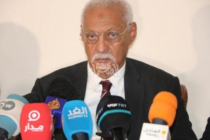 دفاع ولد عبد العزيز يؤكد تمسكه بحقه في محاكمة علنية دفاع ولد عبد العزيز يؤكد تمسكه بحقه في محاكمة علنية