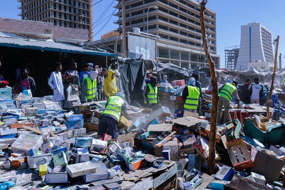 انتهاء حملة لفتح الممرات الرئيسية بسوق العاصمة انتهاء حملة لفتح الممرات الرئيسية بسوق العاصمة