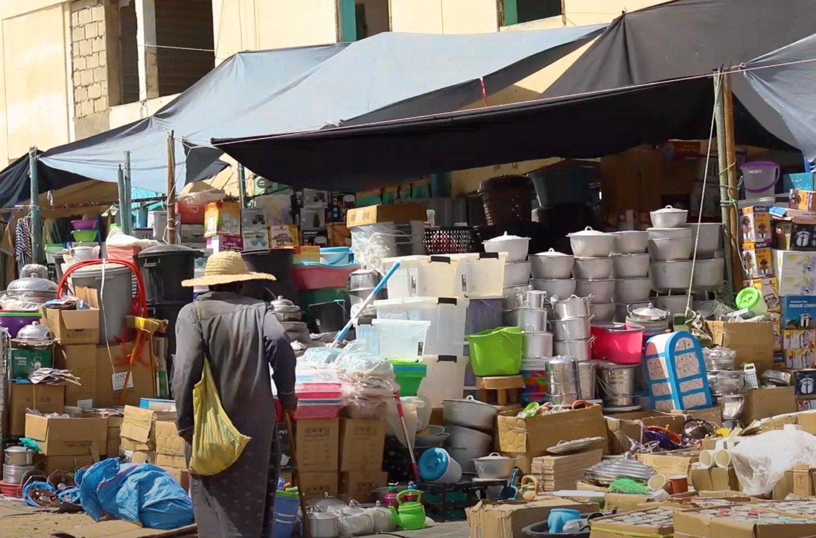 إقبال على أسواق بيع الأواني قبل شهر رمضان (فيديو) إقبال على أسواق بيع الأواني قبل شهر رمضان (فيديو)
