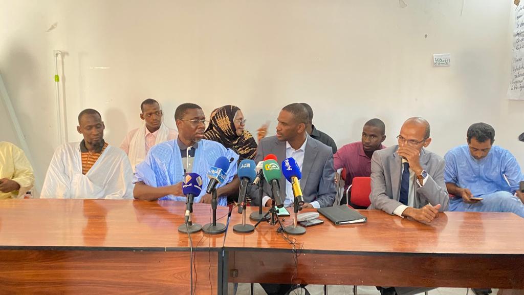 عائلة ولد صمب: ابننا دفن بطريقة غير لائقة وضُغط علينا لطي الملف (فيديو) عائلة ولد صمب: ابننا دفن بطريقة غير لائقة وضُغط علينا لطي الملف (فيديو)