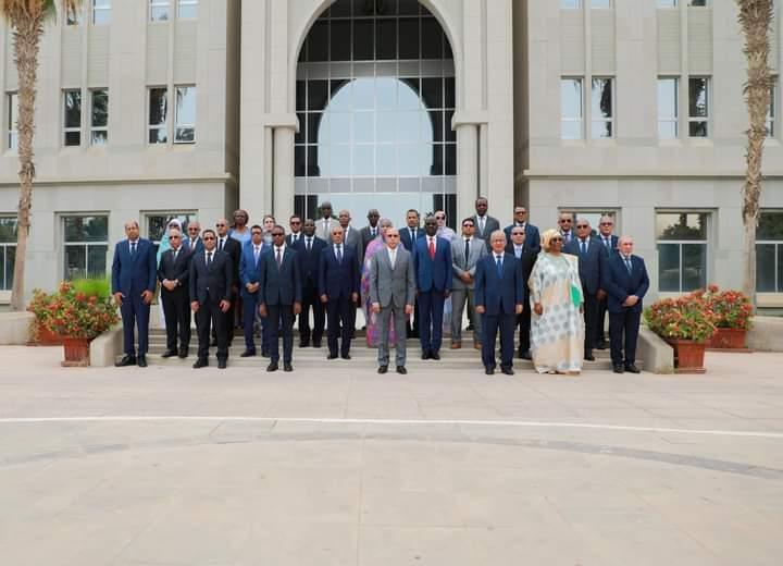 الرئيس غزواني: أعول على الوزراء الجدد لبعث نفَس جديد في الأداء الحكومي الرئيس غزواني: أعول على الوزراء الجدد لبعث نفَس جديد في الأداء الحكومي