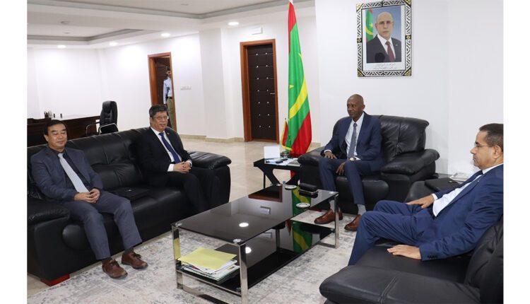 وزير التنمية الحيوانية يستقبل السفير الصيني وزير التنمية الحيوانية يستقبل السفير الصيني