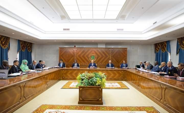 الوزير الأول ونصف أعضاء الحكومة يستعدون لبدء عطلهم السنوية الوزير الأول ونصف أعضاء الحكومة يستعدون لبدء عطلهم السنوية