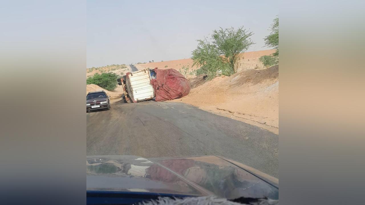 بسبب حادث سير.. انسداد جزئي لطريق الأمل قرب بتلميت بسبب حادث سير.. انسداد جزئي لطريق الأمل قرب بتلميت