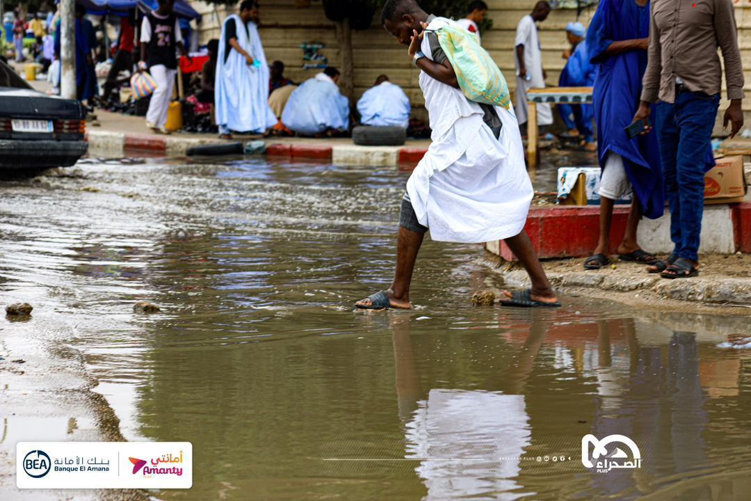 بعد ليلة ماطرة.. هكذا يبدو السوق المركزي وسط نواكشوط (فيديو) بعد ليلة ماطرة.. هكذا يبدو السوق المركزي وسط نواكشوط (فيديو)
