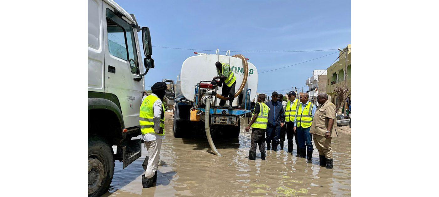 وزير المياه والصرف الصحي يتفقد المناطق المتضررة من الأمطار في نواكشوط وزير المياه والصرف الصحي يتفقد المناطق المتضررة من الأمطار في نواكشوط