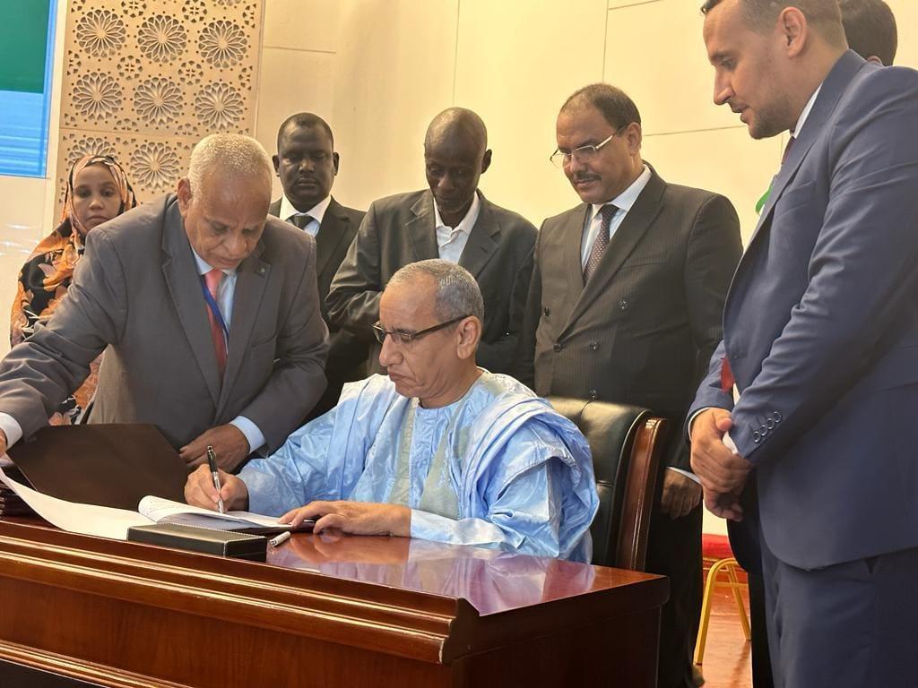 خارطة طريق و18 نقطة.. الحكومة توقع ميثاقا جمهوريا مع ثلاثة أحزاب خارطة طريق و18 نقطة.. الحكومة توقع ميثاقا جمهوريا مع ثلاثة أحزاب