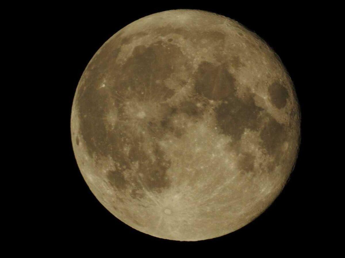 دراسة: إلكترونات الأرض قد تكون مسؤولة عن تكوين المياه على القمر دراسة: إلكترونات الأرض قد تكون مسؤولة عن تكوين المياه على القمر