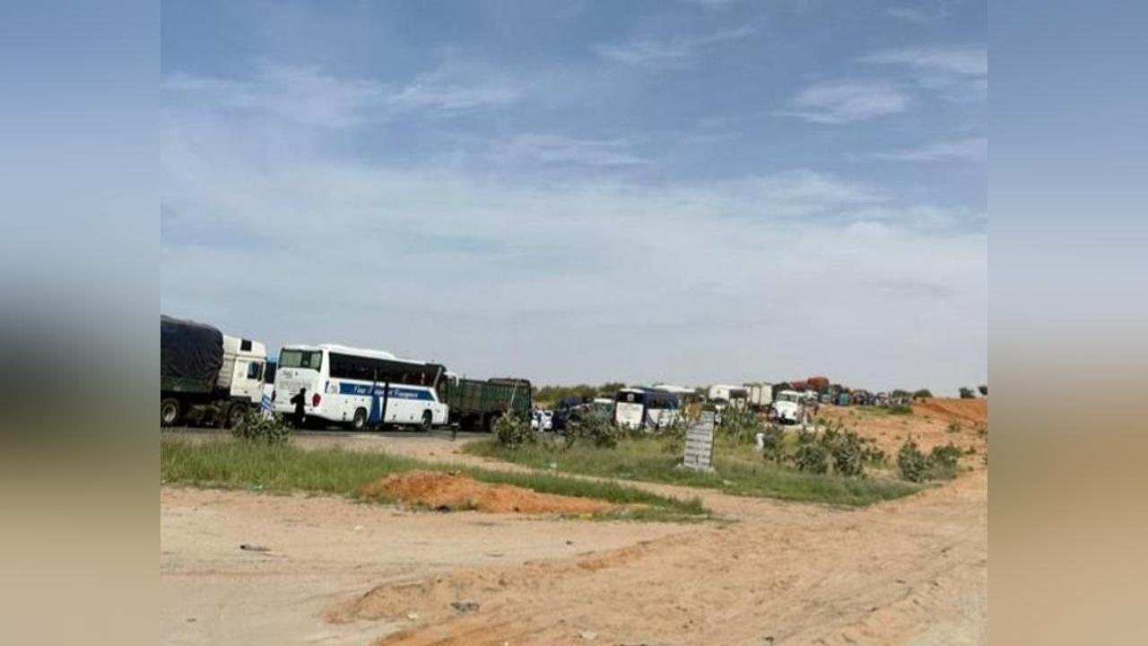 بسبب شاحنة متعطلة.. إغلاق طريق بسبب شاحنة متعطلة.. إغلاق طريق