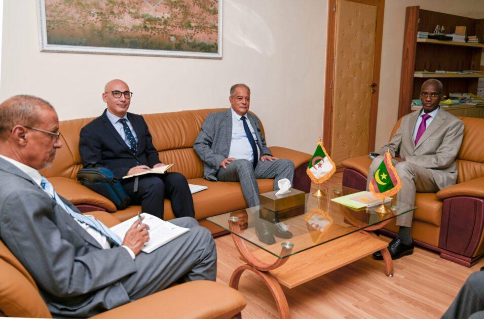 وزير الصيد والاقتصاد البحري يجرى مباحثات مع السفير الجزائري وزير الصيد والاقتصاد البحري يجرى مباحثات مع السفير الجزائري