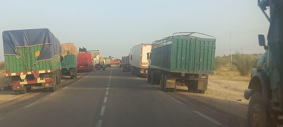 توقف حركة المرور على طريق توقف حركة المرور على طريق