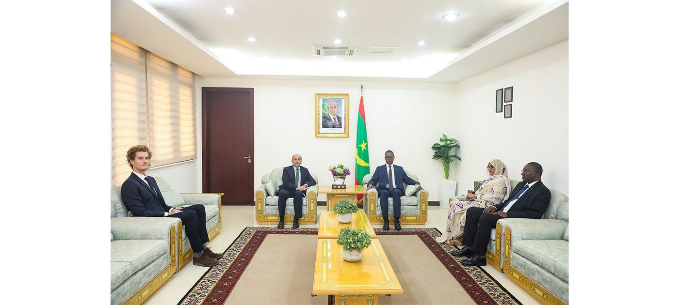 الوزير الأول يستقبل السفير الفرنسي الوزير الأول يستقبل السفير الفرنسي