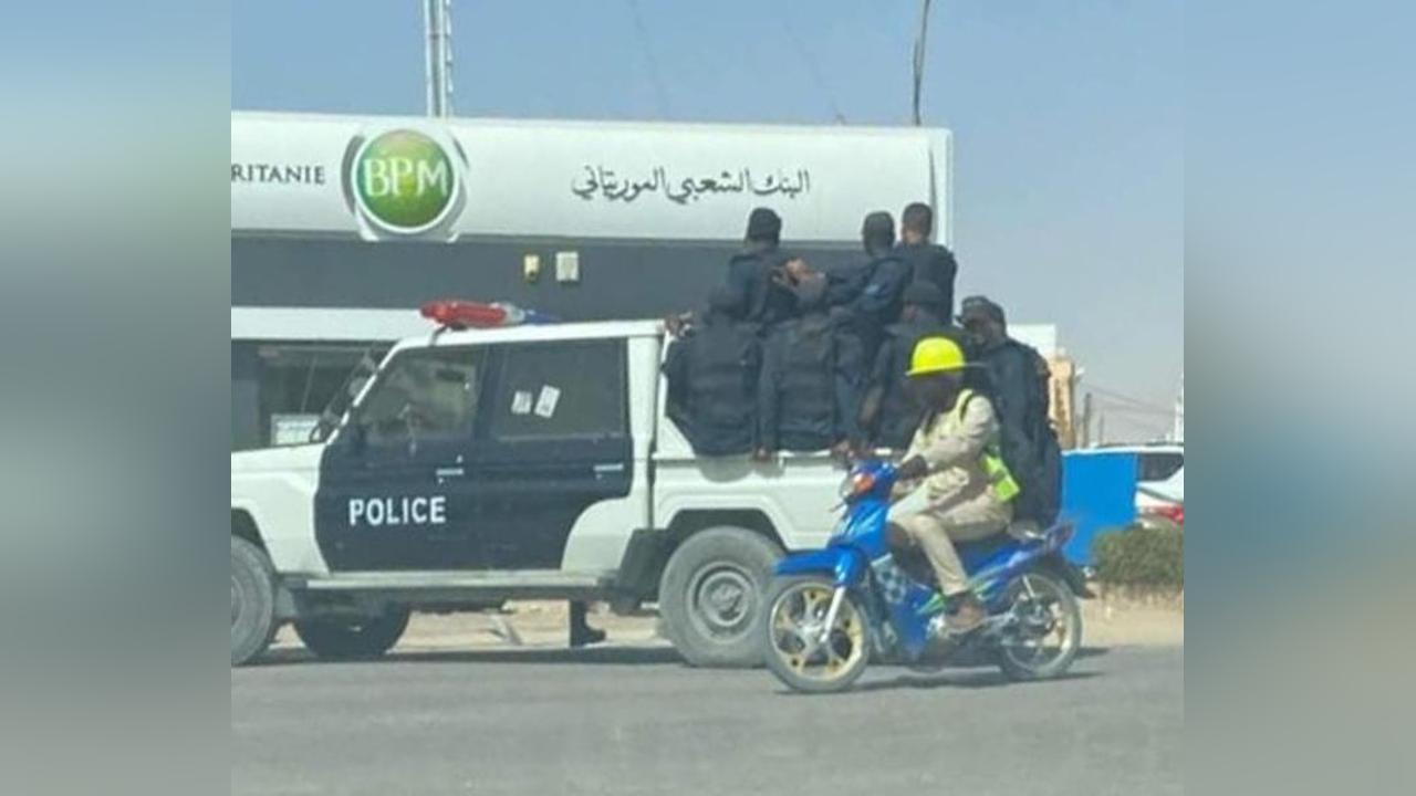 نواكشوط: المشتبه بهم في السطو على أحد البنوك يعيدون تمثيل الجريمة نواكشوط: المشتبه بهم في السطو على أحد البنوك يعيدون تمثيل الجريمة