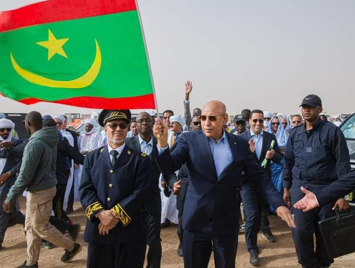 الرئيس غزواني يضع حجر الأساس للطريق الرابط بين أطار وشنقيط الرئيس غزواني يضع حجر الأساس للطريق الرابط بين أطار وشنقيط