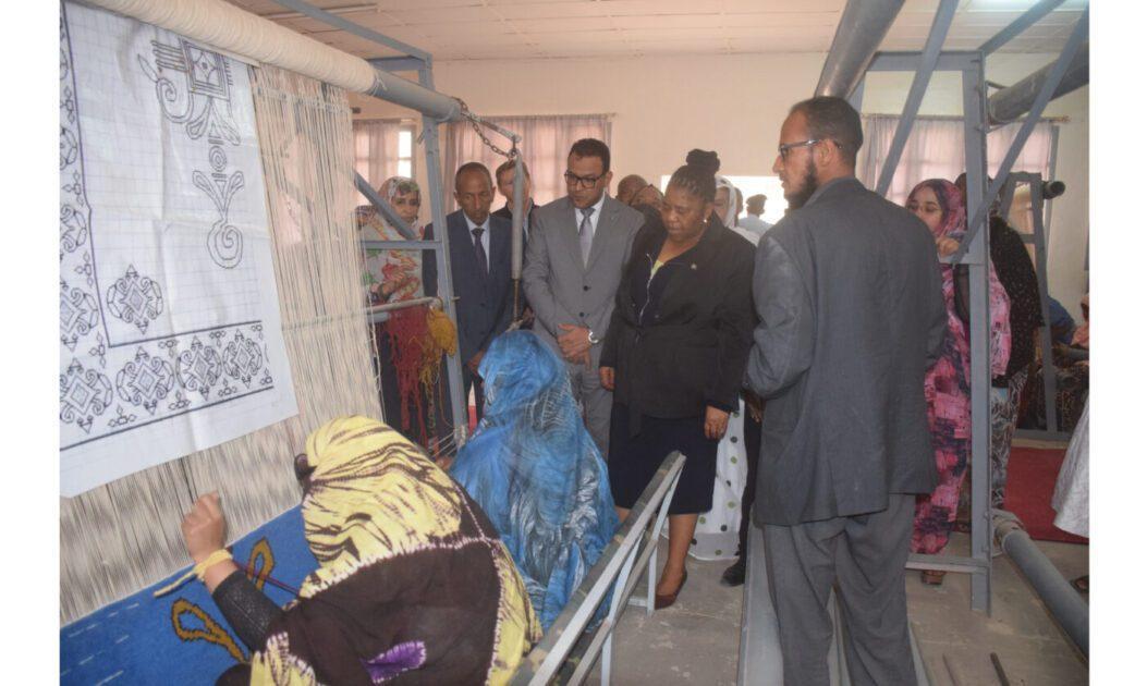 الوزير المنتدب لدى وزير الشؤون الخارجية يؤدي زيارة اطلاع لمركز النسيج في نواكشوط الوزير المنتدب لدى وزير الشؤون الخارجية يؤدي زيارة اطلاع لمركز النسيج في نواكشوط