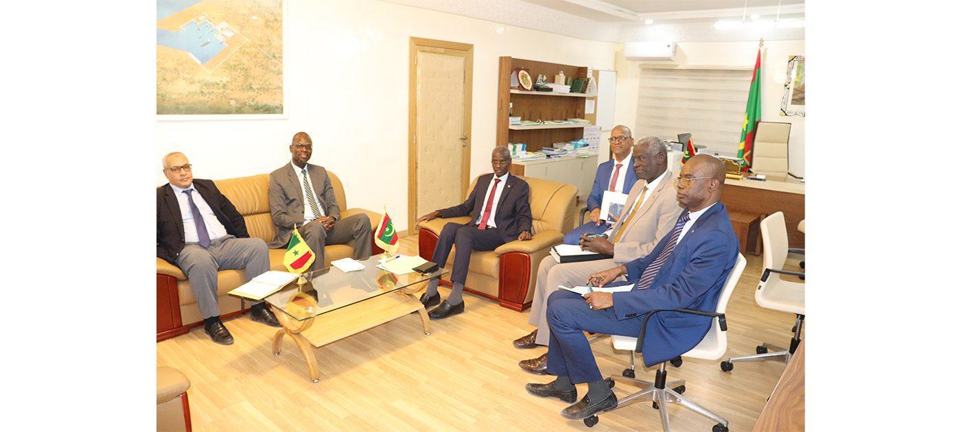 وزير الصيد والاقتصاد البحري يجرى مباحثات مع السفير السينغالي وزير الصيد والاقتصاد البحري يجرى مباحثات مع السفير السينغالي