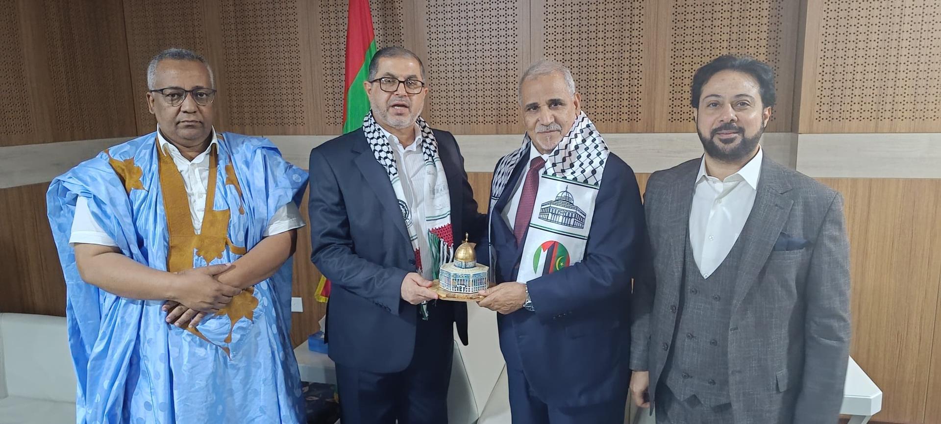 وفد من حركة حماس يلتقي مسؤولين وسياسيين في نواكشوط (صور)