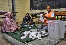 قائد حراك الرفض يدعو للحوار ووزير الداخلية ينفي وجود أي أزمة موريتانيا بعد الانتخابات: قائد حراك الرفض يدعو لحوار ووزير الداخلية ينفي وجود أي أزمة ولا حوار عنده تحت الضغط والمقايضة