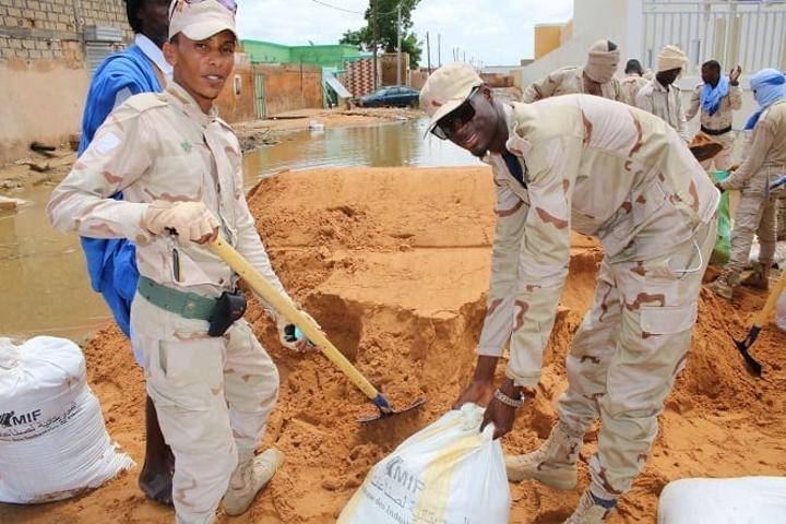 وحدة من مغاوير الجيش تساعد المتضررين من الأمطار بـ”انبيكة” وحدة من مغاوير الجيش تساعد المتضررين من الأمطار بـ”انبيكة”