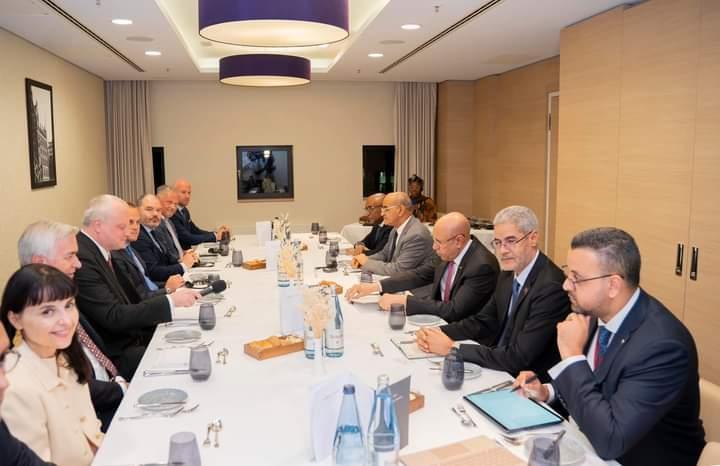 الرئيس غزواني يبحث مع مستثمرين ألمان فرص الاستثمار في موريتانيا الرئيس غزواني يبحث مع مستثمرين ألمان فرص الاستثمار في موريتانيا