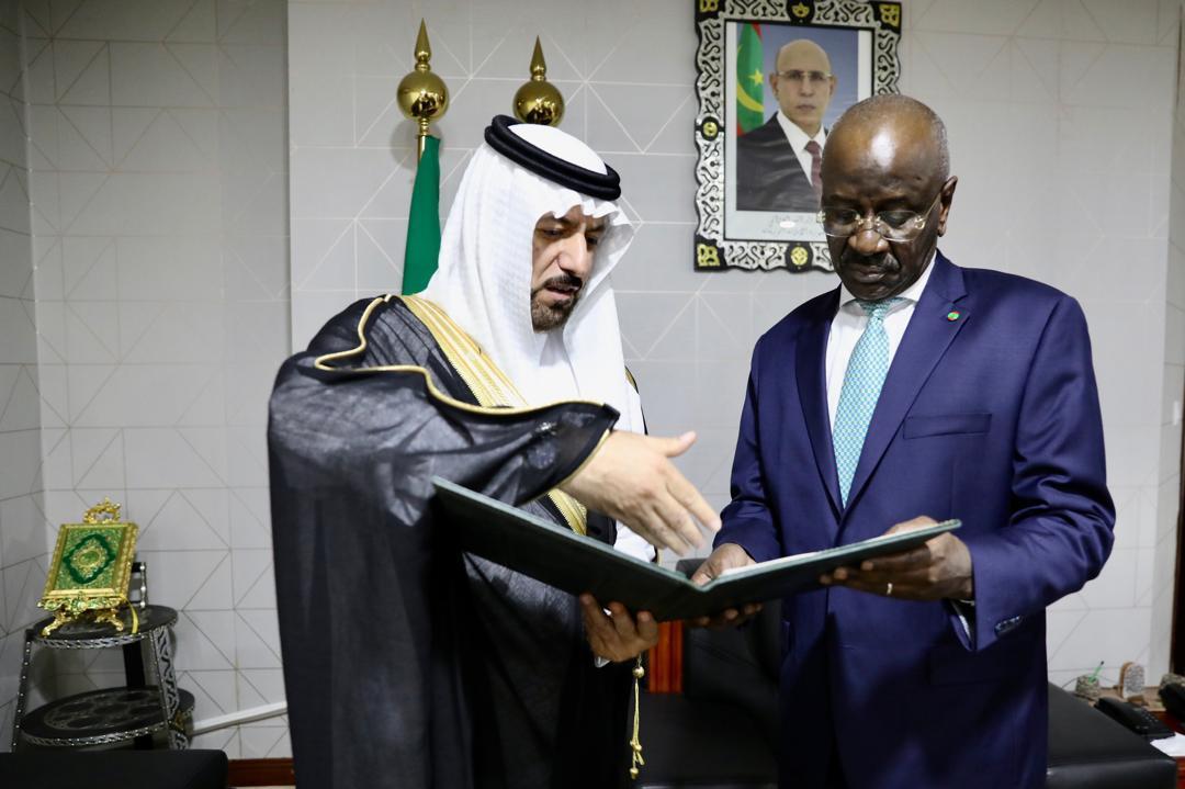 السفير السعودي الجديد في موريتانيا يسلم نسخة من أوراق اعتماده السفير السعودي الجديد في موريتانيا يسلم نسخة من أوراق اعتماده