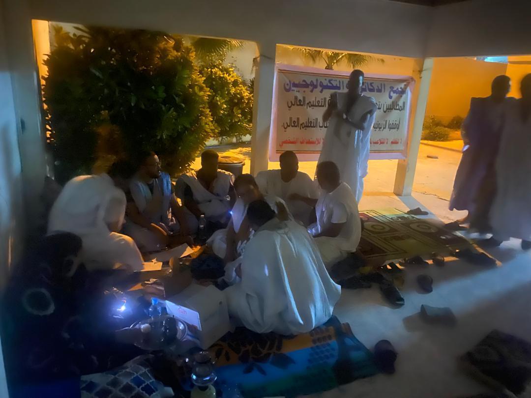 دكاترة ومهندسون مشاركون في مسابقة اكتتاب يطالبون الرئيس بالتدخل لإنصافهم دكاترة ومهندسون مشاركون في مسابقة اكتتاب يطالبون الرئيس بالتدخل لإنصافهم