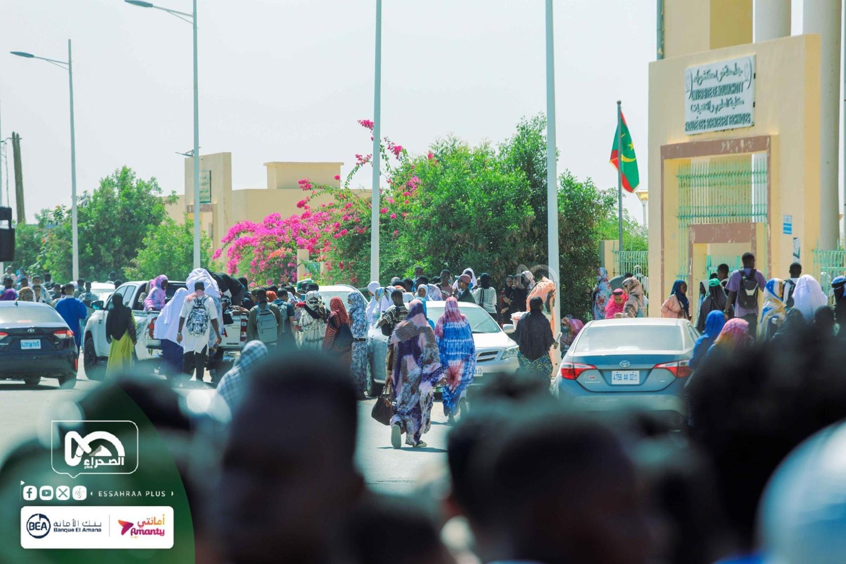 نواكشوط: طلاب جامعيون يحتجون للمطالبة بزيادة عدد باصات النقل (فيديو) نواكشوط: طلاب جامعيون يحتجون للمطالبة بزيادة عدد باصات النقل (فيديو)
