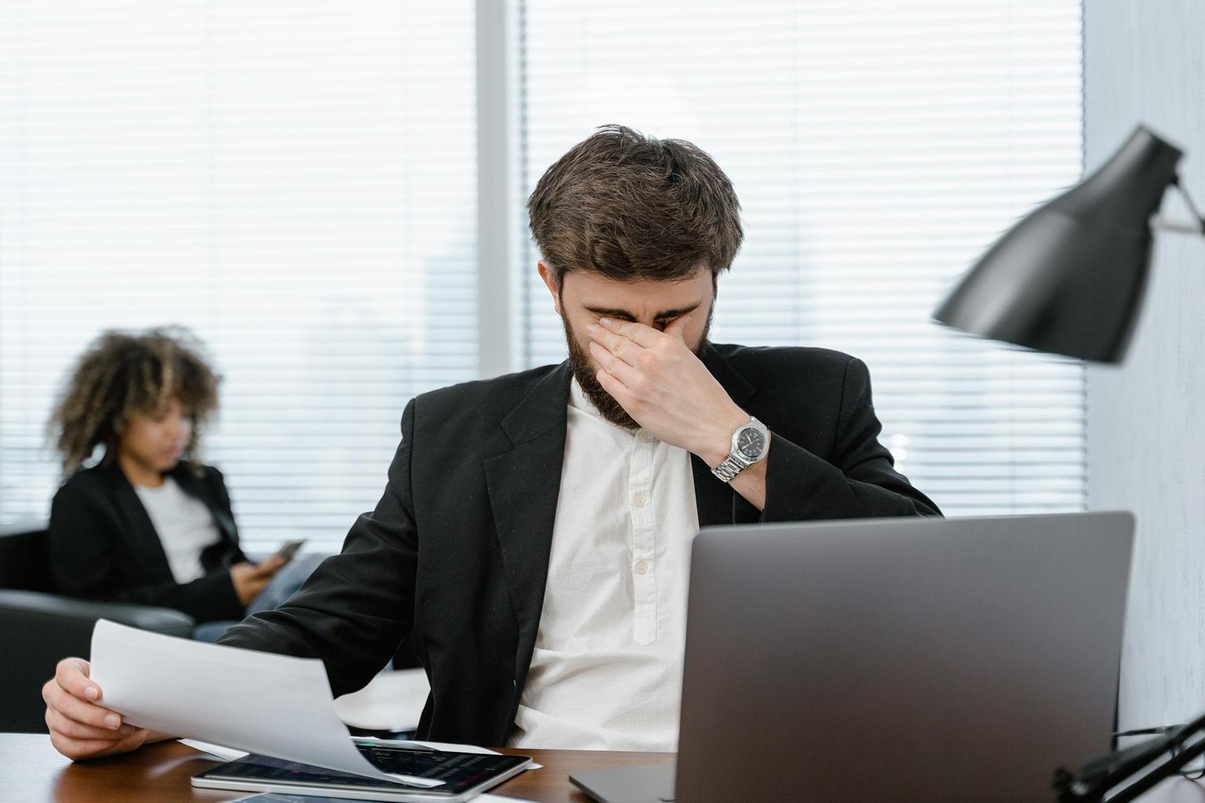 لماذا تؤذي شاشة الحاسوب عينيك؟ لماذا تؤذي شاشة الحاسوب عينيك؟