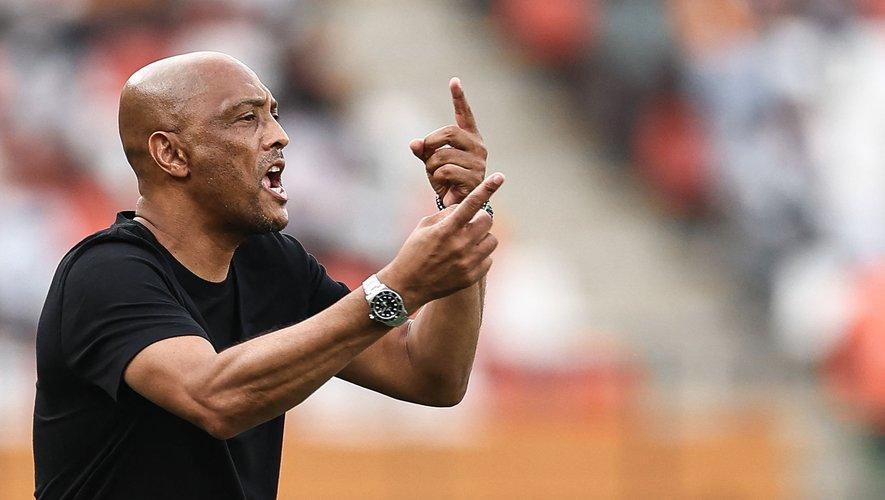 قرار بفك الارتباط بين المنتخب الوطني والمدرب أمير عبدو قرار بفك الارتباط بين المنتخب الوطني والمدرب أمير عبدو