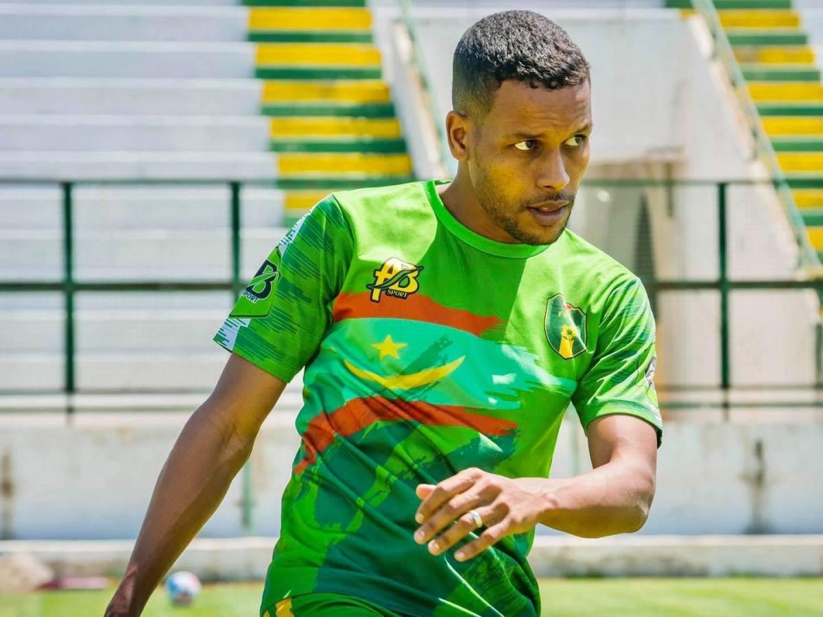 مدرب المنتخب الوطني للمحليين يستدعي مدرب المنتخب الوطني للمحليين يستدعي