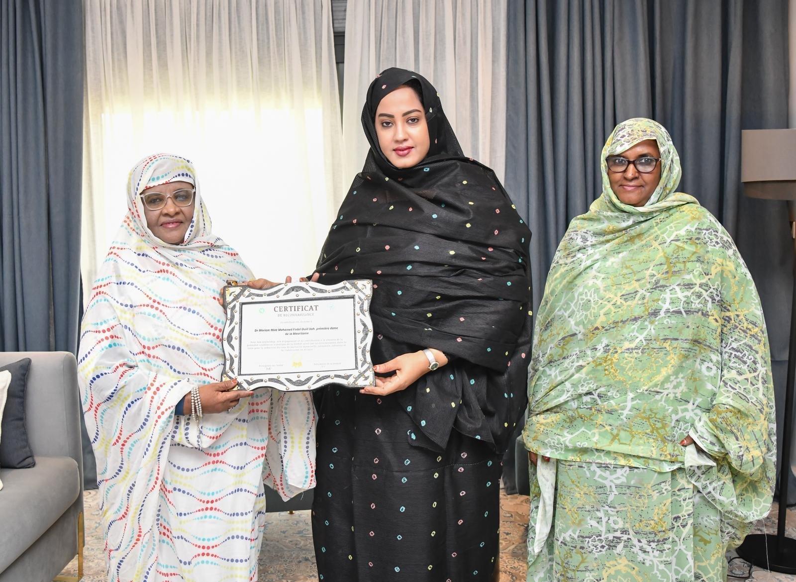 قابلات دول إفريقيا الناطقة بالفرنسية يكرمن السيدة الأولى قابلات دول إفريقيا الناطقة بالفرنسية يكرمن السيدة الأولى