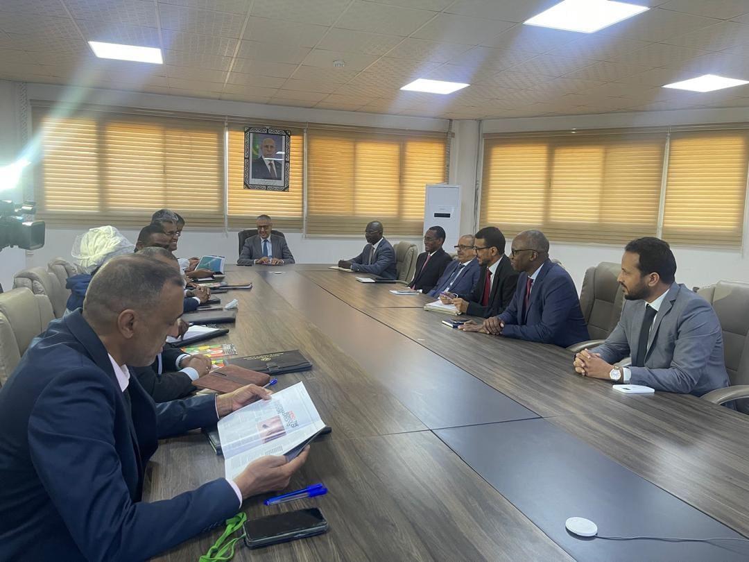 وزير الطاقة الموريتاني يناقش مع فريق برلماني تفاصيل تسرب الغاز وزير الطاقة الموريتاني يناقش مع فريق برلماني تفاصيل تسرب الغاز