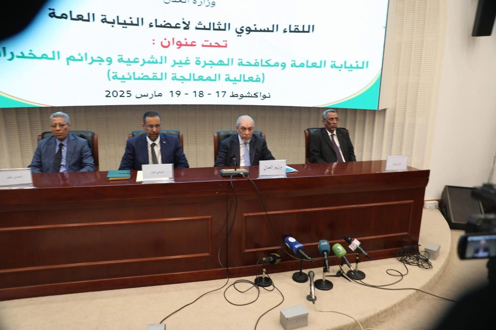 وزير: الهجرة غير الشرعية أصبحت جريمة تستغلها شبكات تهريب البشر وزير: الهجرة غير الشرعية أصبحت جريمة تستغلها شبكات تهريب البشر