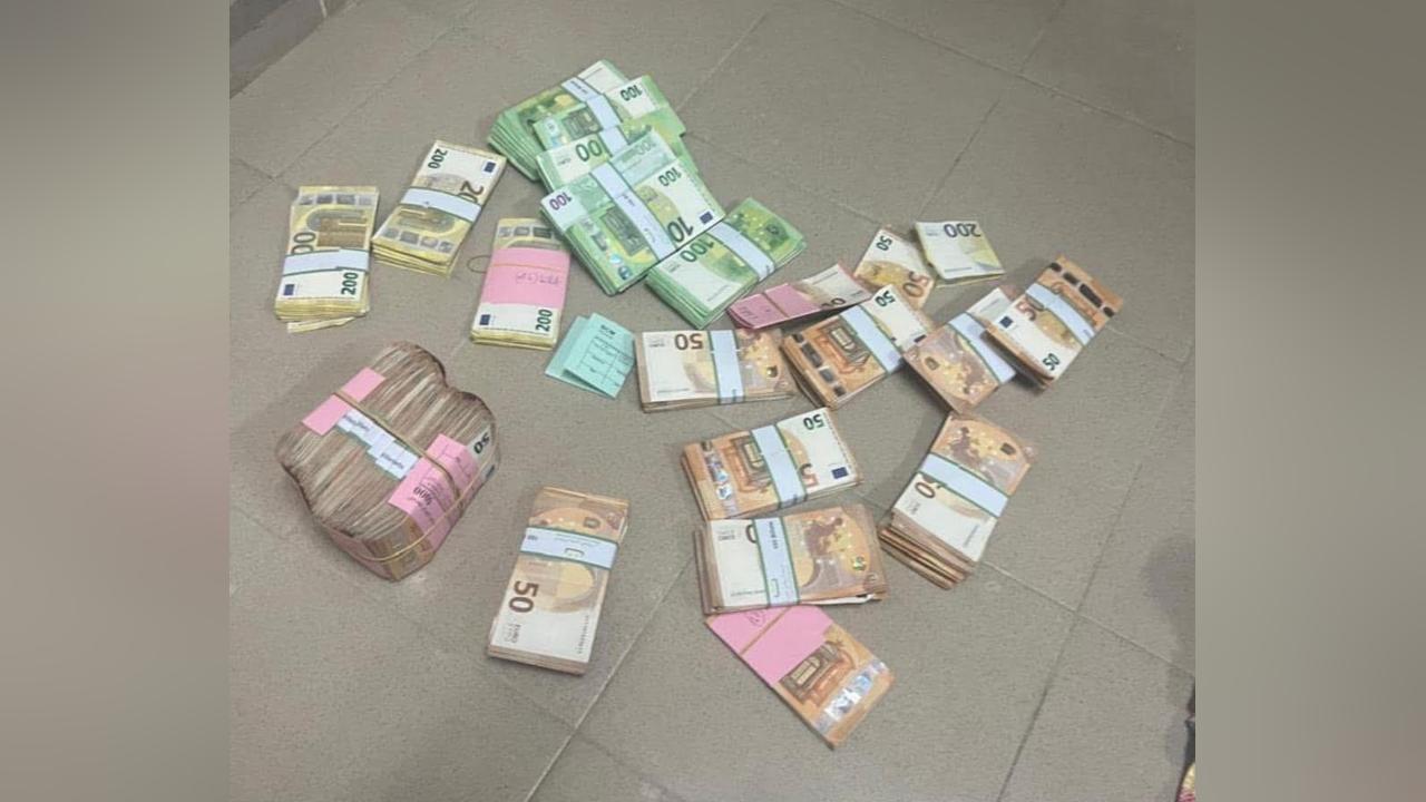 نواذيبو: مصادرة مبلغ من العملة الصعبة أثناء تهريبه عبر الحدود نواذيبو: مصادرة مبلغ من العملة الصعبة أثناء تهريبه عبر الحدود