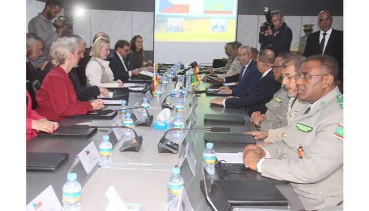 موريتانيا والتشيك توقعان مذكرة تفاهم في مجال التعاون العسكري موريتانيا والتشيك توقعان مذكرة تفاهم في مجال التعاون العسكري