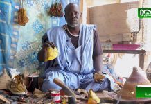 موسى توري.. التمسك بمهنة صناعة الأحذية رغم التحديات (فيديو) موسى توري.. التمسك بمهنة صناعة الأحذية رغم التحديات (فيديو)