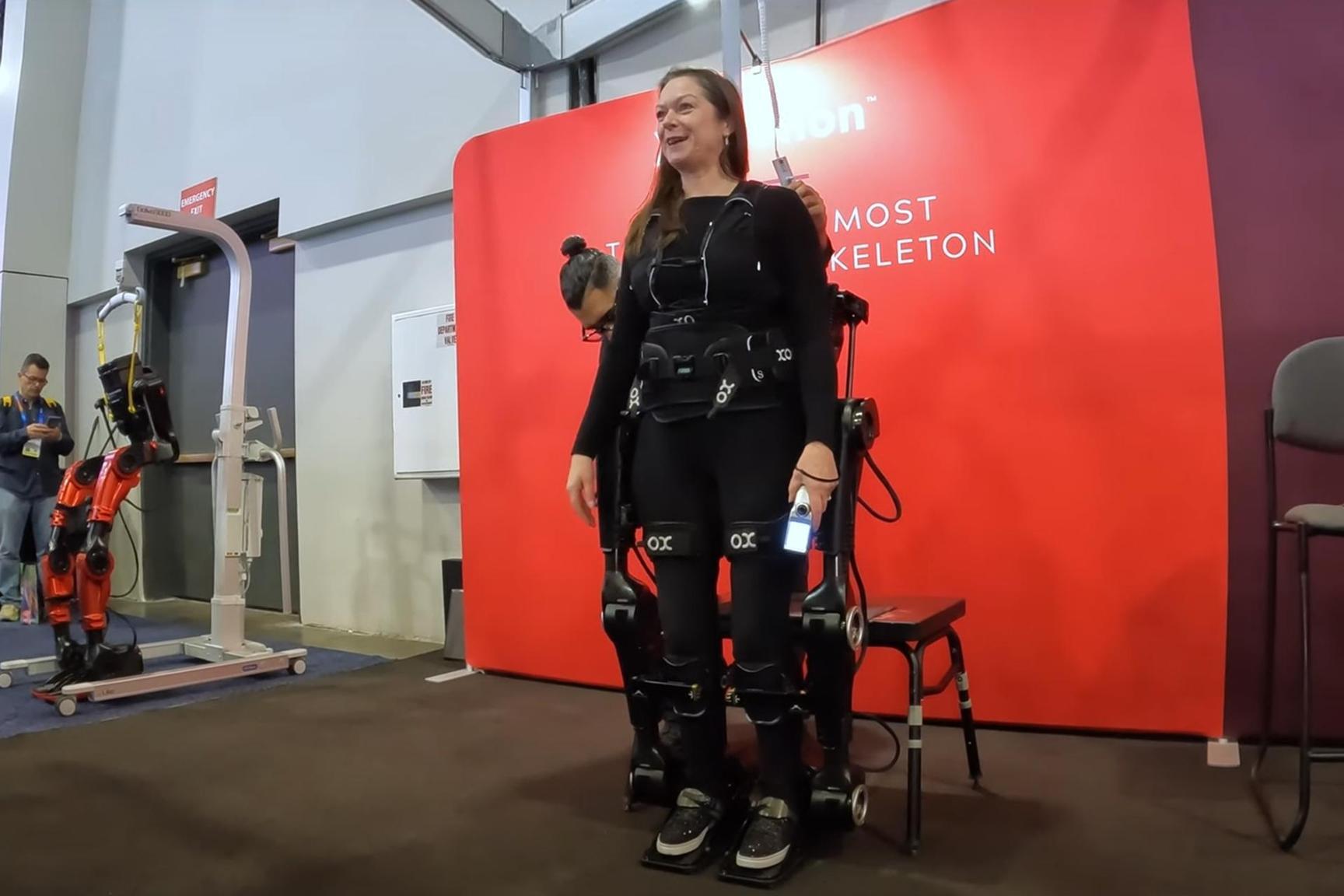 سيدة تستعيد قدرتها على المشي بهيكل روبوتي بعد 10 سنوات سيدة تستعيد قدرتها على المشي بهيكل روبوتي بعد 10 سنوات