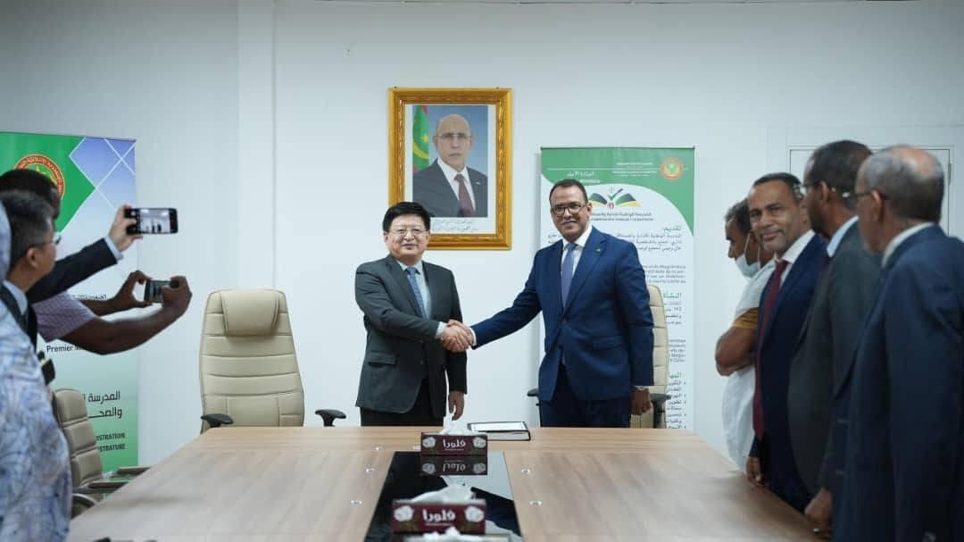 مدير المدرسة الوطنية للإدارة يبحث مع سفير الصين مدير المدرسة الوطنية للإدارة يبحث مع سفير الصين