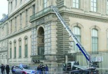 الشرطة الفرنسية توقف مشتبهين في سرقة مجوهرات اللوفر الشرطة الفرنسية توقف مشتبهين في سرقة مجوهرات اللوفر