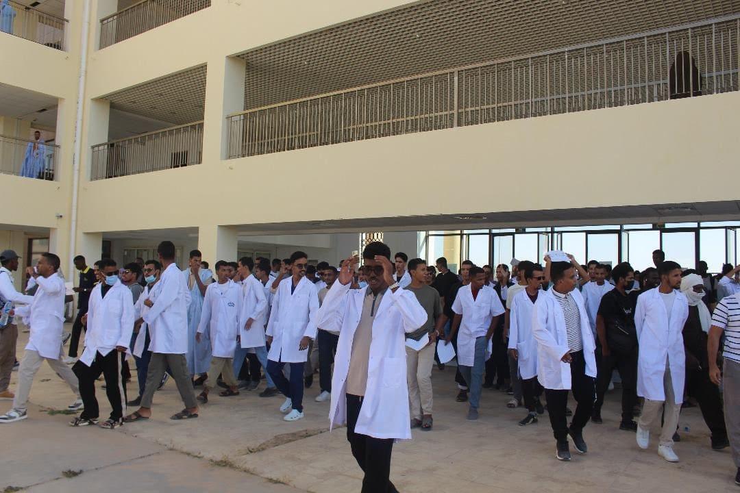 اتفاق يقضي بتعليق إضراب الطلاب في كلية الطب اتفاق يقضي بتعليق إضراب الطلاب في كلية الطب