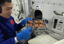 رواد الفضاء الصينيون يحتفلون بأول حفل شواء رواد الفضاء الصينيون يحتفلون بأول حفل شواء