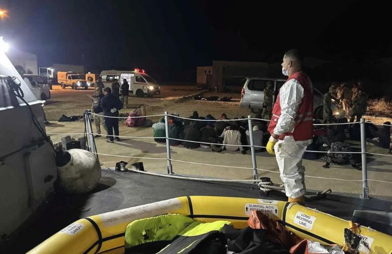 غرق 95 مهاجراً قرب الخمس الليبية على زورقين غرق 95 مهاجراً قرب الخمس الليبية على زورقين