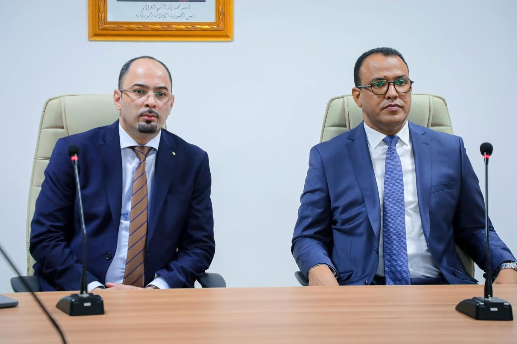 مباحثات لتعزيز التعاون بين مدير المدرسة وسفير الجزائر مباحثات لتعزيز التعاون بين مدير المدرسة وسفير الجزائر