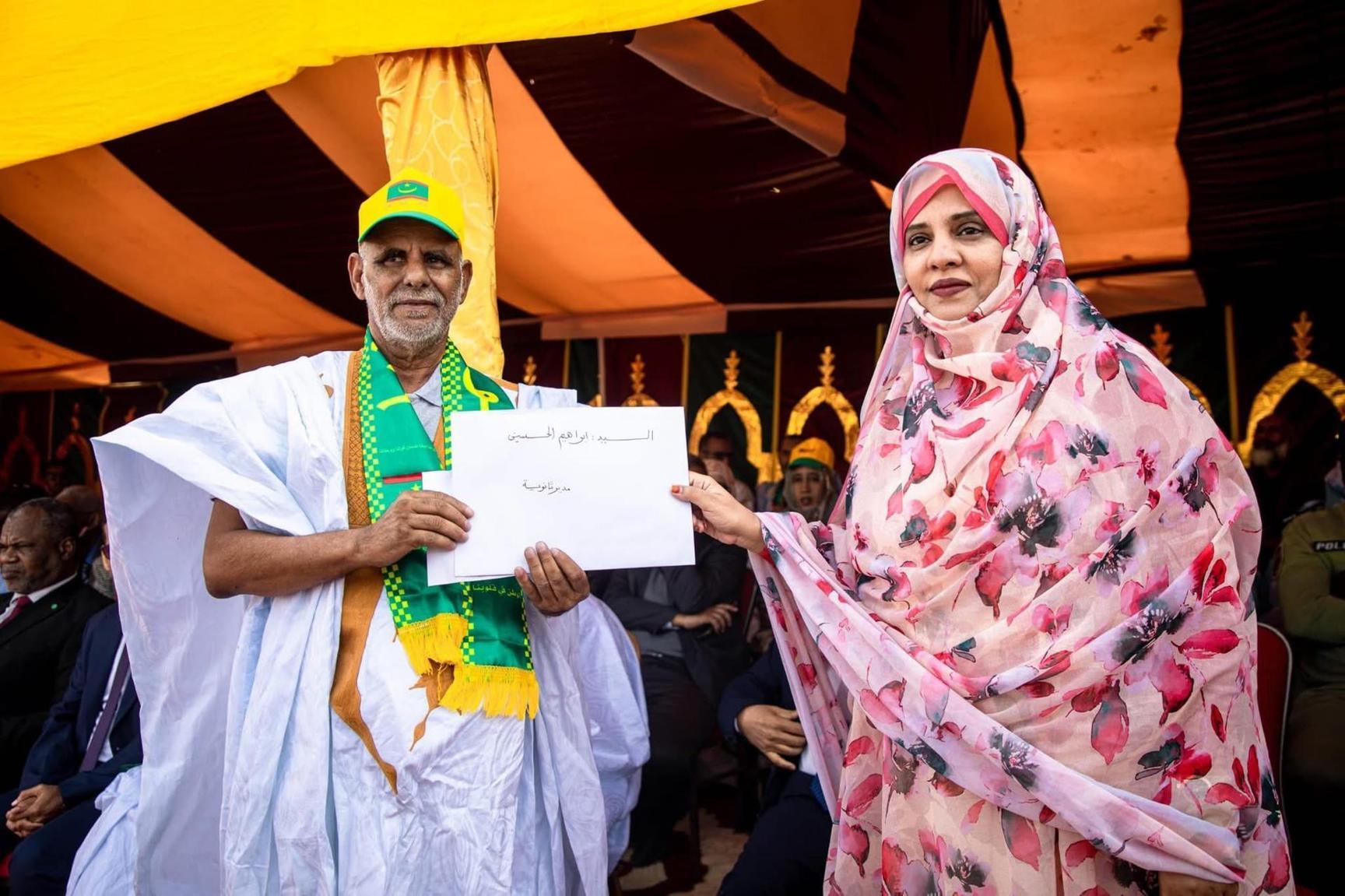 تكريم مدرسين بمناسبة اليوم الوطني للمدرسة تكريم مدرسين بمناسبة اليوم الوطني للمدرسة