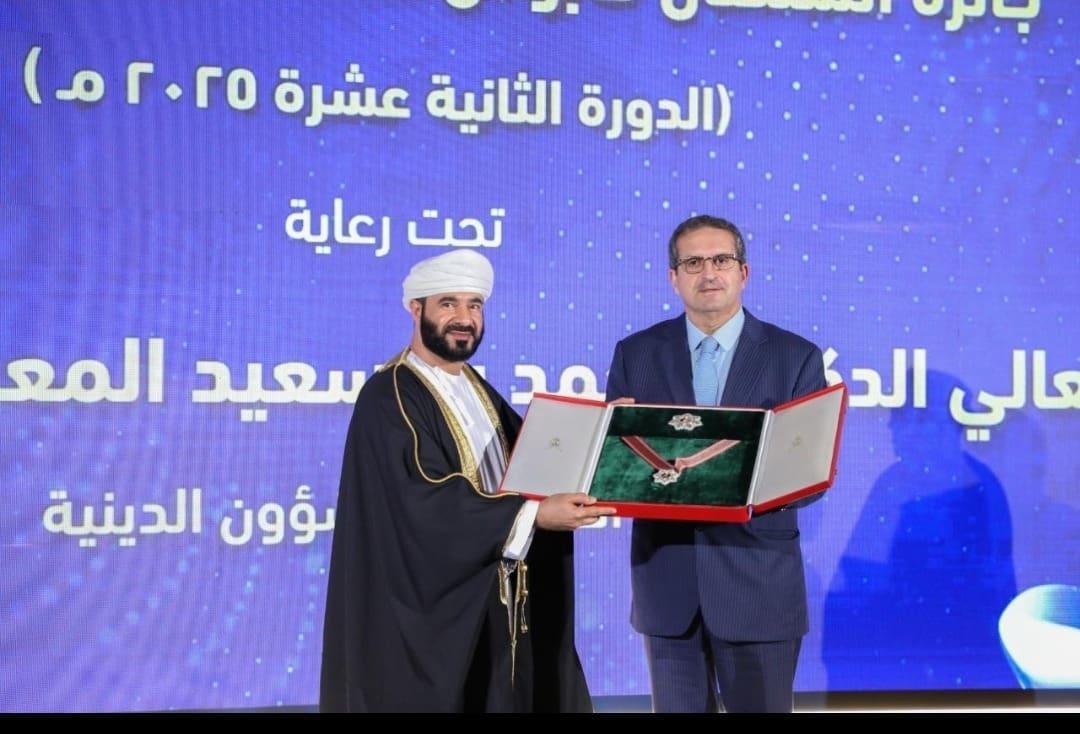 حاتم البطيوي يتسلم جائزة السلطان قابوس الثقافية حاتم البطيوي يتسلم جائزة السلطان قابوس الثقافية